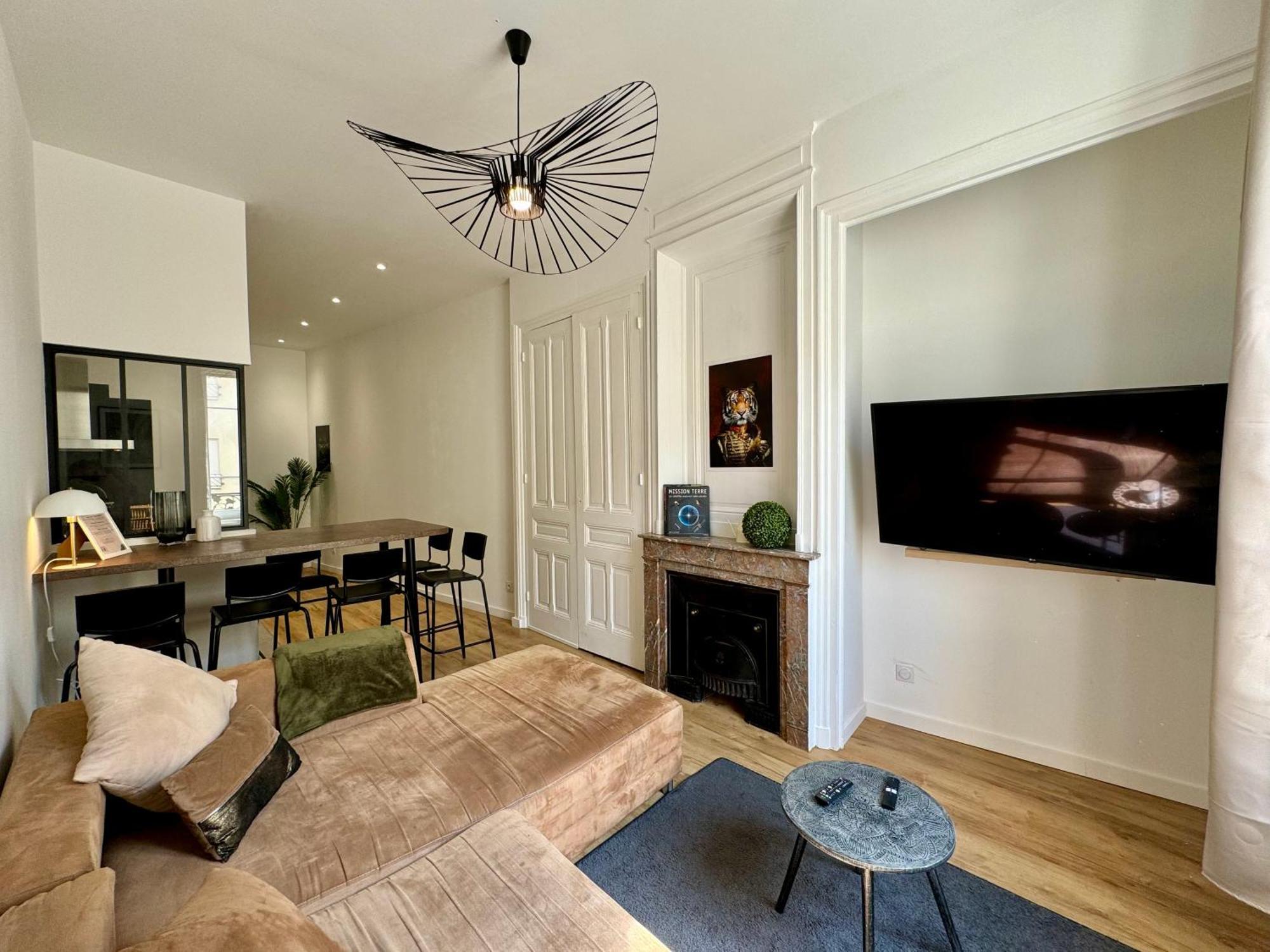 Suite Rumba Lyon Luaran gambar
